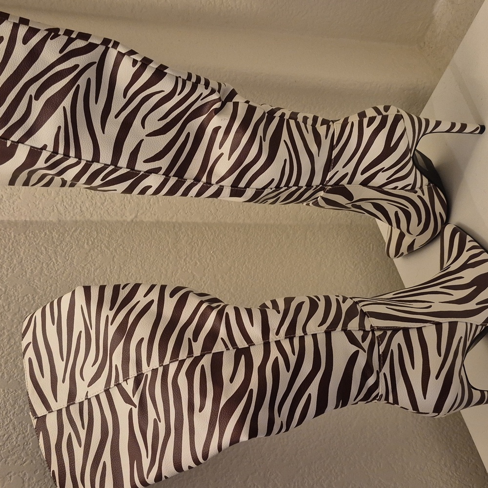 Zebra Print Over-the-Knee Boots Some Stains See Pictures - Picture 5 of 7